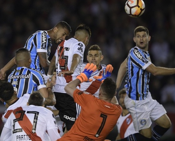 Michel anticipó en el primer palo y convirtió el único gol del partido.