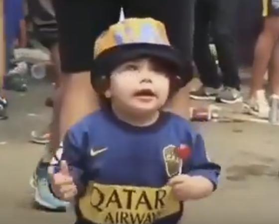 El niño captó todas las miradas en la previa del partido.