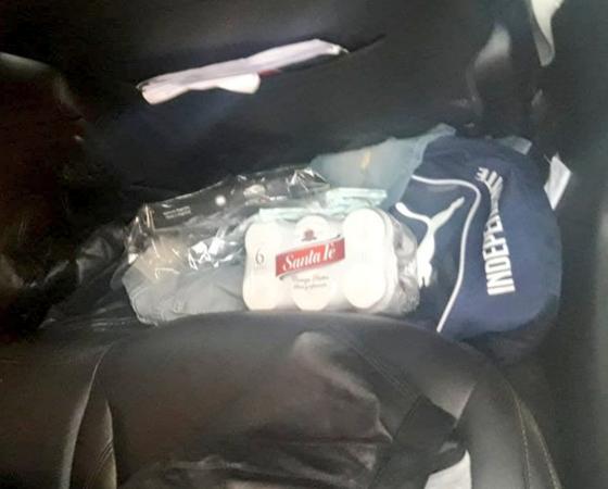 Las bebidas alcohólicas que fueron halladas en el interior del auto de Franco.