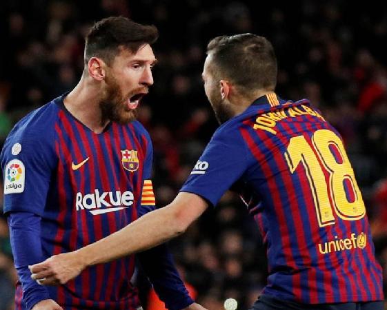 Messi celebra junto a Jordi Alba.