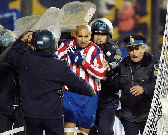 La salida de los futbolistas del campo de juego puede ser traumática en el fútbol argentino.