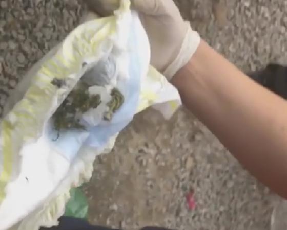 La Policía muestra a la cámara el pañal con marihuana.