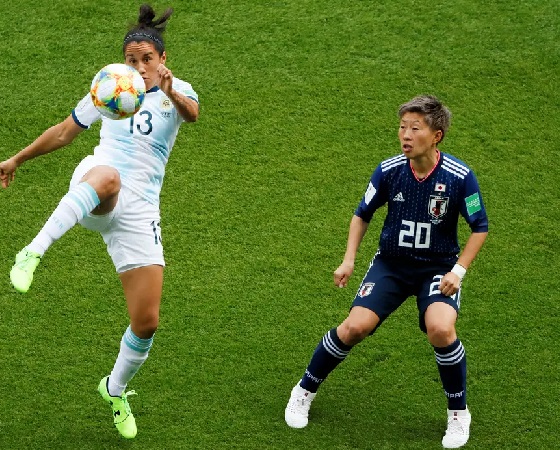 AAA rechaza la pelota ante la presencia de
