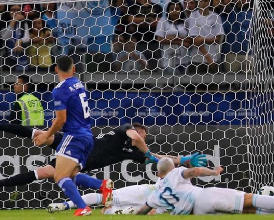 Sánchez definió contra un palo y venció a Armani.