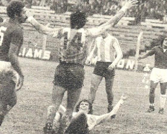 Killer celebra desde el suelo uno de sus tres goles en aquel inolvidable partido.