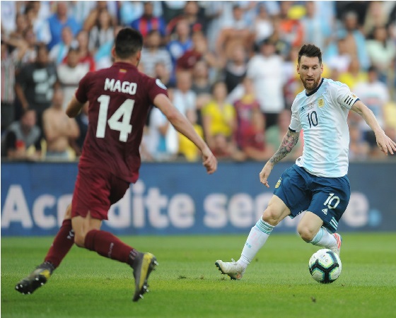 Messi encara a Mago en busca del área de Venezuela.