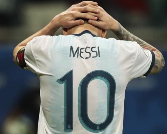 Messi se lamenta tras el primer gol colombiano.