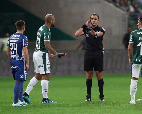 El árbitro uruguayo consulta con el VAR.