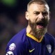 El blooper de Daniele De Rossi: Le dio una patada criminal a un compañero
