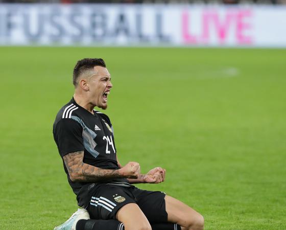 Ocampos celebra el gol del empate ante Alemania.