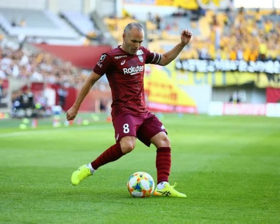 Iniesta aún tiene contrato con el club japonés.