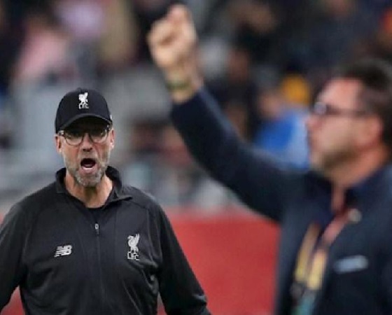 Mohamed exige una amonestación y Klopp se queja.