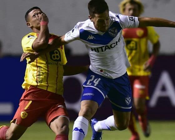 Vélez rozó el papelón en Quito.