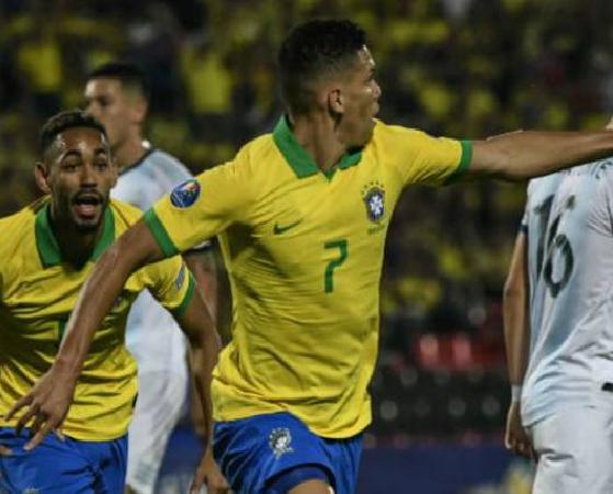 Paulinho abrió la cuenta.