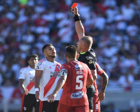 Paulo Díaz pegó una patada y vio la tarjeta roja.
