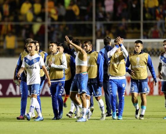 Los jugadores de Vélez saludan a su público tras cumplir el objetivo.