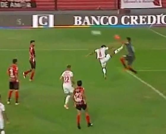 La pierna de Bou impacta contra el pecho de Ibáñez.