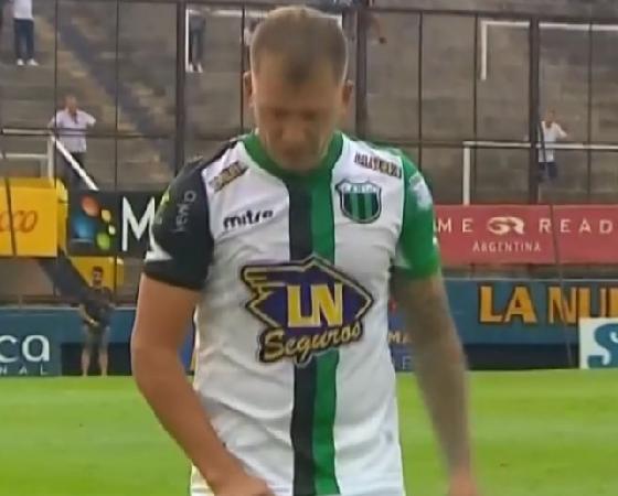 González se va de la cancha haciendo gestos repudiables.