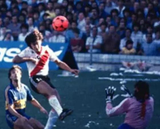 El "Beto" Alonso cabecea ante la fallida salida del legendario Hugo Gatti.
