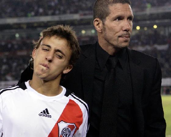Simeone consuela a Buonanotte tras la eliminación.