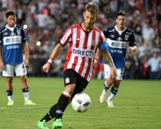 Así picaba un penal en un clásico platense.