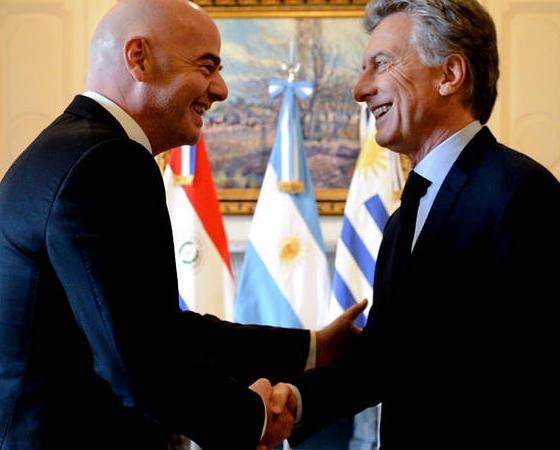 Infantino, líder de la FIFA, junto a Macri, presidente de la Fundación FIFA.