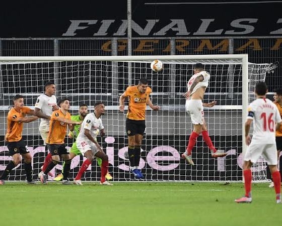 Con este cabezazo, Ocampos le dio el triunfo agónico al Sevilla.