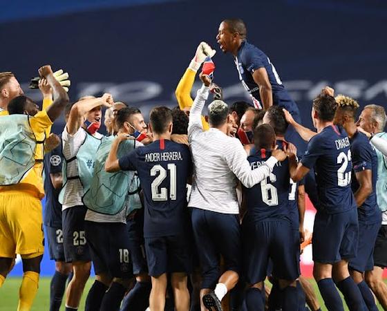 El plantel del PSG celebra la clasificación.