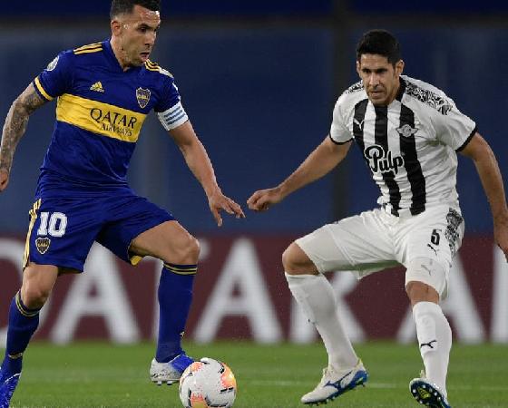 Carlos Tevez esperdició una chance clara al comienzo del partido.