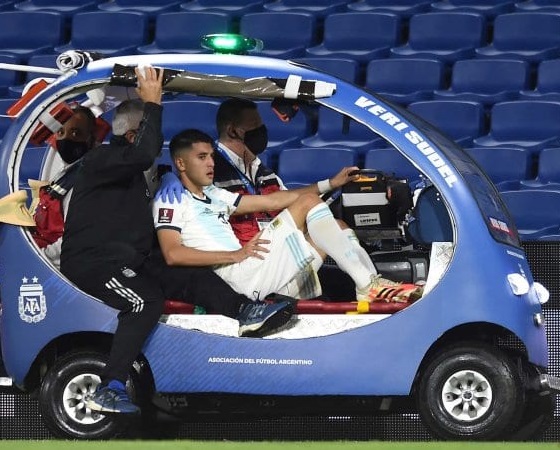 Así se retiraba Palacios del campo de juego.