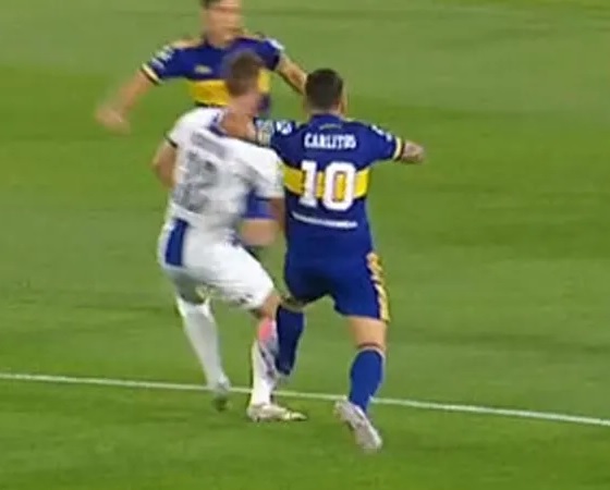 La violenta infracción de Tevez, un instante después del pitazo inicial.