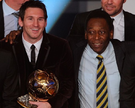 Messi y Pelé, dos leyendas del fútbol.
