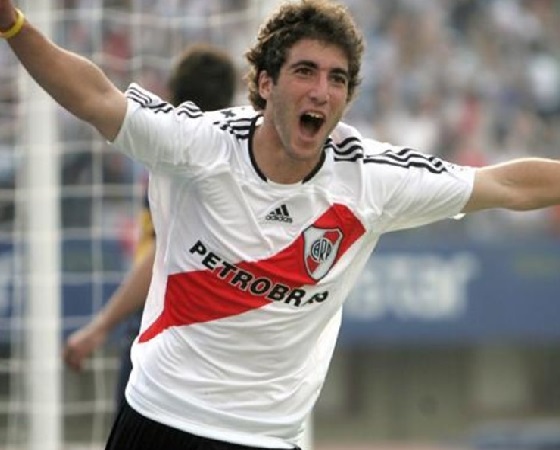 Higuaín jugó en River entre 2005 y 2006.