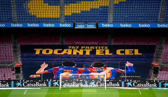 La bandera en el Camp Nou homenajea a Messi y Xavi.
