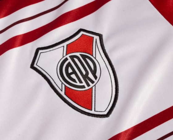 FourFourTwo también quedó impactado con la belleza del escudo de River.