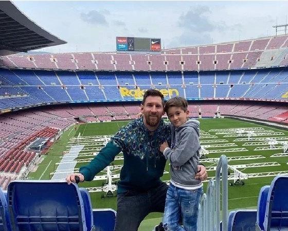 Luego de votar, Lionel y Thiago se tomaron una fotografía en el estadio.