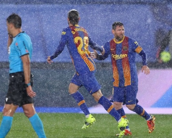 Messi saluda a Mingueza tras el descuento.