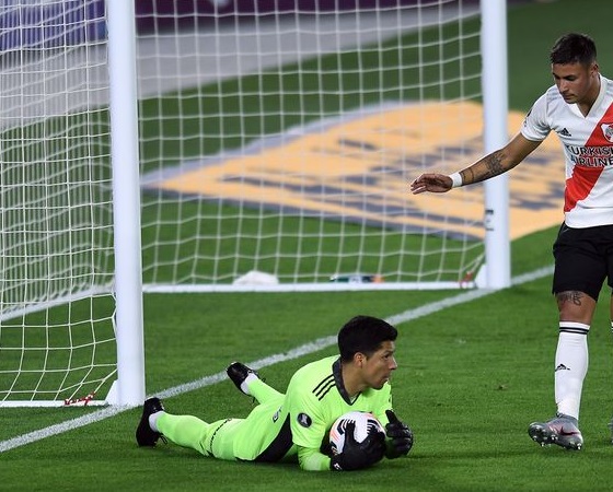 Enzo Pérez custodió el arco sin demasiados sobresaltos.