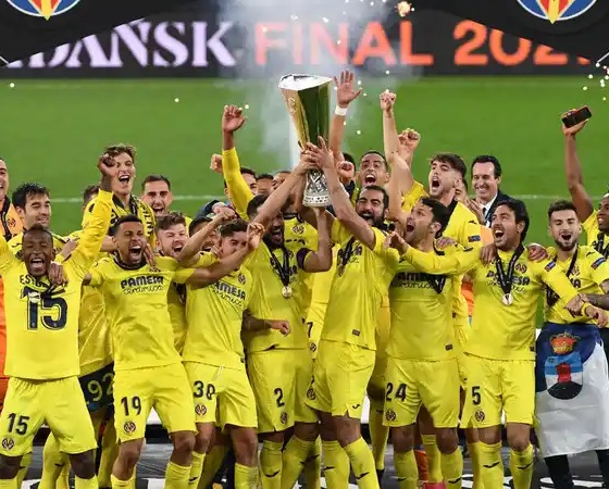 Tras una infartante definición por penales, el Villarreal levantó la copa.