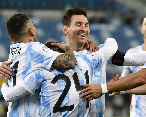 Todos los abrazos son para el capitán.