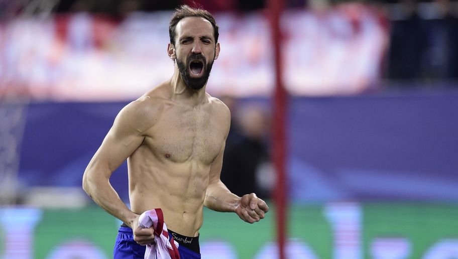 Juanfran celebrando en la clasificación del Atlético de Madrid a Cuartos de Final de la Champions League. El duelo tuvo que ir al alargue y luego a penales, donde los españoles se impusieron por 8-7.