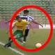 Patada brutal y un delantero atajando un penal: Lo más viral del “planeta fútbol” en las redes