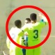 Video: Futbolista del Barcelona B agrede a un hincha en pleno partido