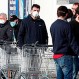Estrellas del fútbol italiano hacen fila en un supermercado por el coronavirus: Casi inadvertidos