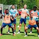 Ajax enfrenta fuertes críticas por publicación machista en Twitter donde futbolistas miran a una mujer
