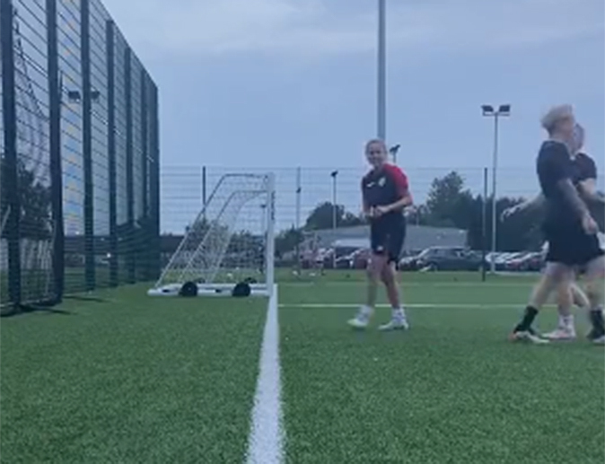 video-mujer-futbol