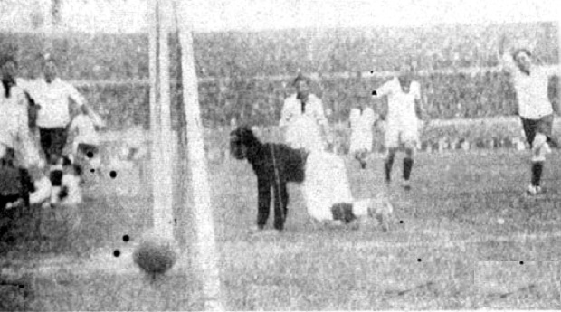 El delantero uruguayo Héctor El Manco Castro ya marcó el único gol con que los orientales vencieron a Perú en Montevideo.