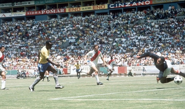 O Rei Pelé lleva peligro al portero peruano Luis Rubiños, en Guadalajara. Los que vieron ese pleito dicen que fue un homenaje al fútbol.