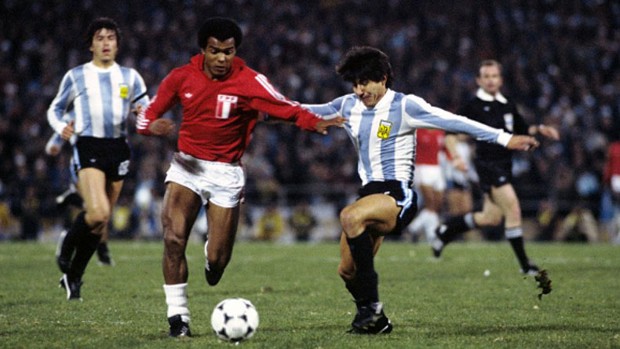 El Nene Cubillas poco o nada pudo hacer ante los argentinos en Rosario, en el partido que hasta hoy es motivo de polémica.