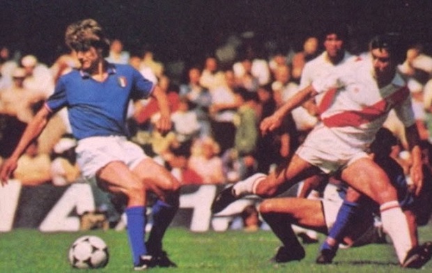 El italiano Giancarlo Antognoni ante el peruano Juan Carlos Oblitas. Tras el empate con Italia, los peruanos fueron goleados 5-1 por los polacos.